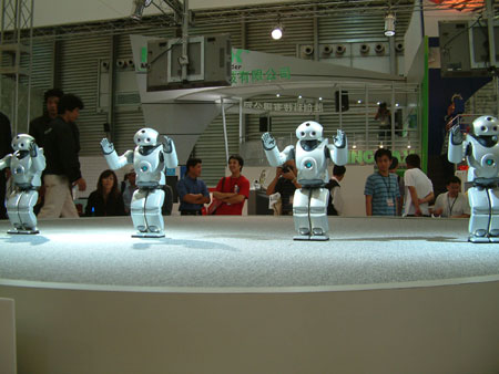 图文：索尼Qrio机器人舞蹈表演系列(组图)