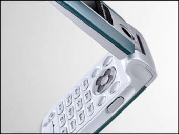 索尼爱立信发布新款折叠机 支持对讲通话_时尚