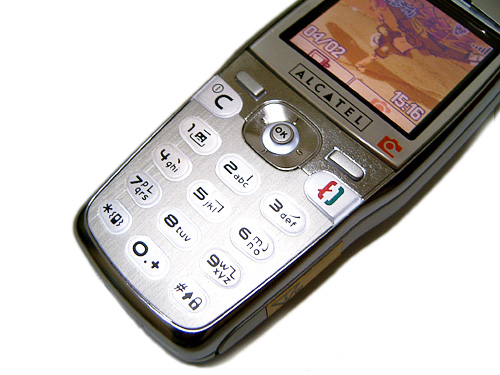 一,屏幕与键盘:图为:阿尔卡特ot735i手机来自浪漫之都的阿尔卡特继