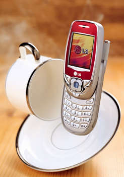 “滑”然惊艳--LG首款滑盖女性手机C810上市