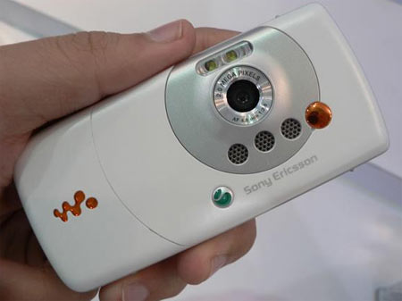 千呼万唤索爱乳白色音乐机W810图赏