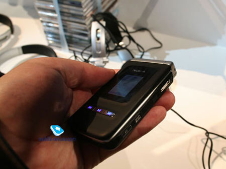 厚度20毫米 诺基亚S60翻盖智能机N75图赏_手机