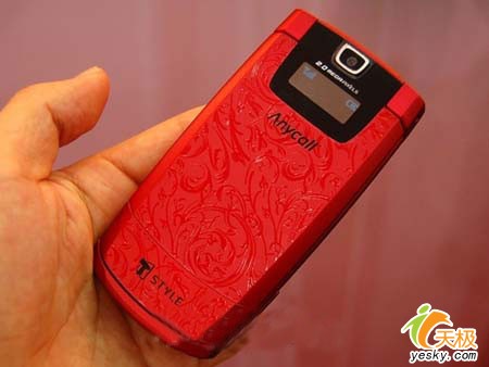 红色天使下凡尘 三星推出新款翻盖机V900_手机