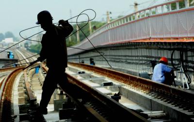 图文:北京轻轨回龙观西站忙碌的工人_大众科技