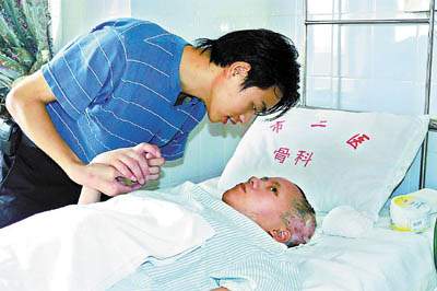 吴某丈夫为手术的妻子"打气"
