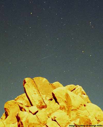 图:摄于南加州的2002年狮子座流星雨_科学探