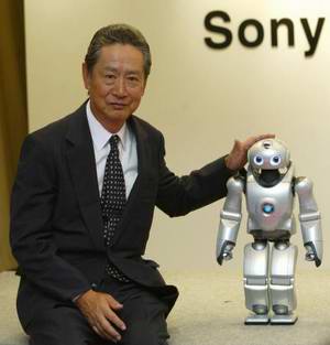 索尼CEO出井伸之在上海推出索尼机器人(图)_