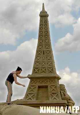 世界沙雕艺术节:巴黎埃菲尔铁塔的沙雕作品_滚