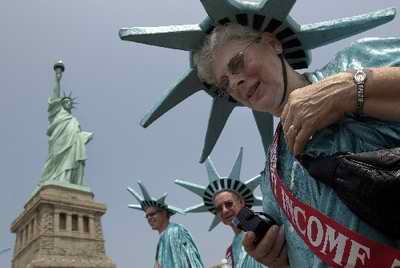 当天,"9·11"恐怖事件后关闭的纽约自由女神像再度迎来观光客.