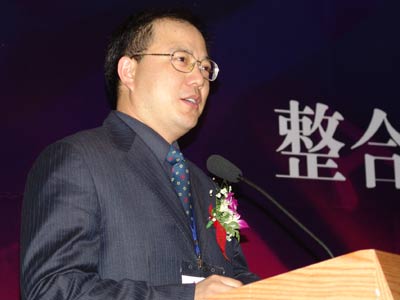 图文:宁波富达公司副总经理杨文华主持第一论坛