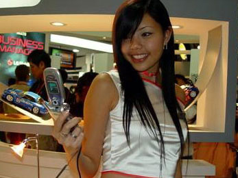 科技时代_2005新加坡亚洲通讯展：现场美女激情搜索