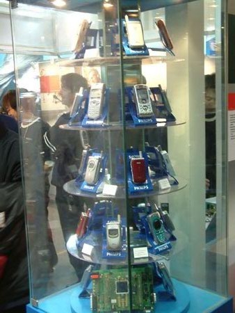 图文 飞利浦展出摆满十数款手机的 手机柱高清图片