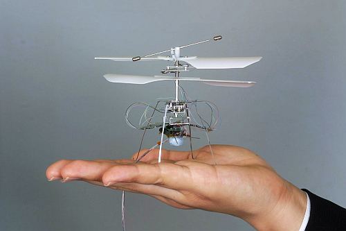 爱普生公司推出全世界最小的飞行机器人(图)