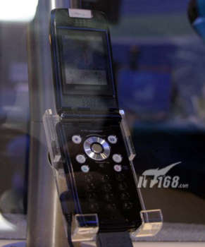 CeBIT2004展会NEC发布可看电视的V601N手