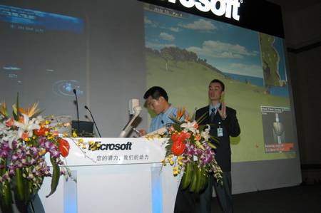 图文:微微软公司员工在大会上演示手机游戏_滚