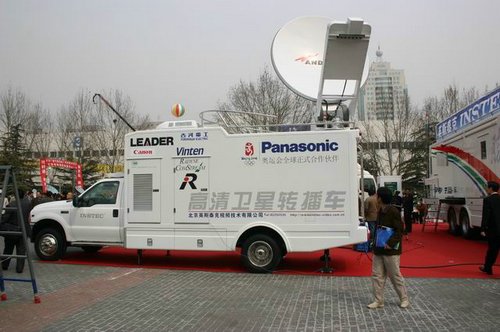 图文:2005广电展上展出的高清卫星转播车