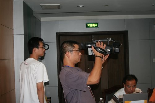 组图:苏州电视台汪俊在媒体体验现场偷拍_滚
