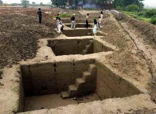 7月13日,湖北省襄樊市考古队在对该市襄城区欧庙镇赵庄村一处建设