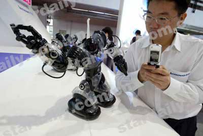 北京国际通信展昨天开幕展览上要带30万人玩3G