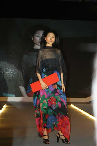 国际名模吕燕展示vivienne tam设计的服装