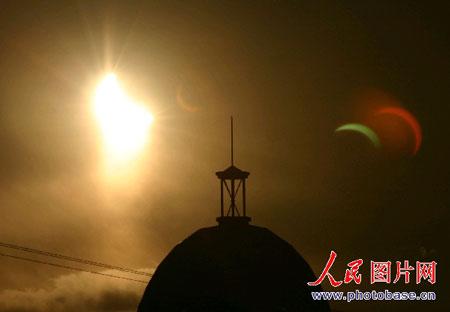 图文：新疆阿勒泰出现日偏食