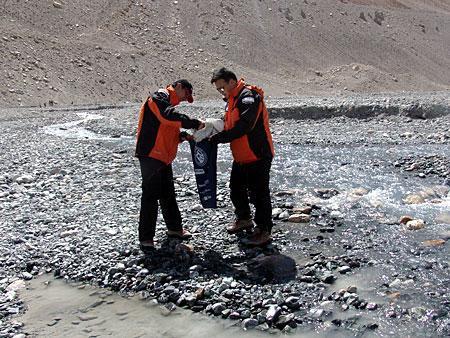 组图：志愿者清理珠峰大本营附近溪流中的垃圾