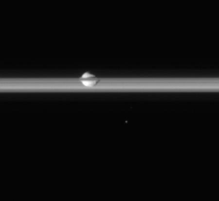 NASA公布土星卫星照片太空芭蕾令人倾倒(图)