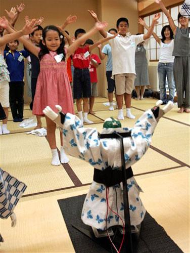 组图:日本机器人舞蹈家穿着和服表演舞蹈_科学