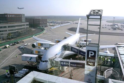 组图:A380在德国法兰克福机场做兼容性测试_