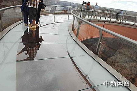 华人设计的美大峡谷悬空玻璃走廊开放(组图)