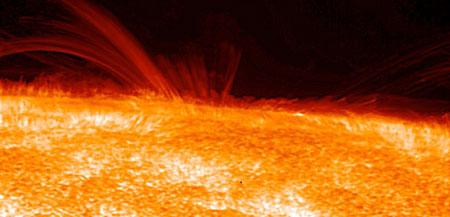 NASA公布新照片显示太阳磁场异常狂暴(组图)