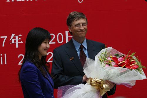 组图：北京大学授予盖茨名誉校董称号