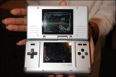 任天堂NDS实机亮相 誓与SONY PSP竞争到底