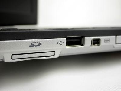 笔记本侧面不仅内置有sd读卡器,usb2.0接口