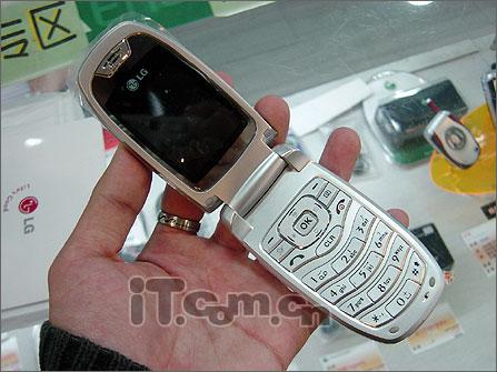 3D环绕立体声 LG音乐手机G220降价300元_新