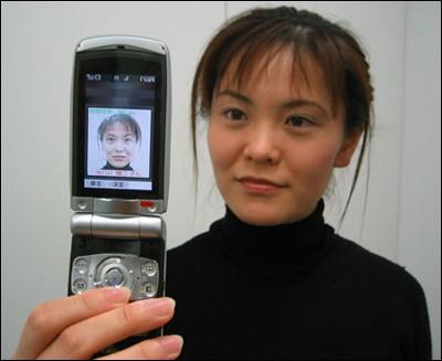 欧姆龙推出全球首款面部识别技术手机_新浪手机