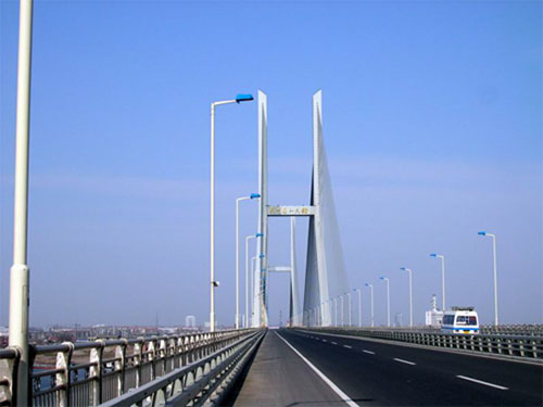 荆州长江大桥,记得第一天通车的时候,可以上去看看,可是人太多了,没