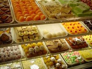 走进印度的甜品店,马上会被色彩鲜艳的甜品所吸引,种类高达50种.