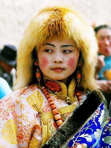 那红色是高原的太阳涂抹在藏族姑娘的脸蛋上的