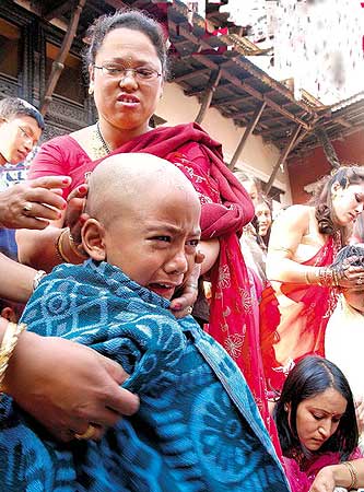 尼泊尔 哭爹喊妈的男孩净身礼(图)