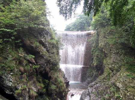 牯牛降是黄山的西脉,主峰海拔1727.