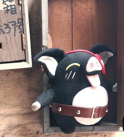 黑黑猪公仔写真 超级可爱 | 嘻嘻哈哈