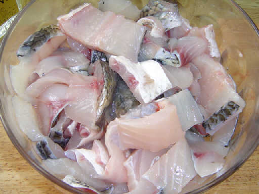 鱼骨切成段,和鱼片鱼头一起放入盆中,加盐及料酒搅拌,再放入蛋清抓拌