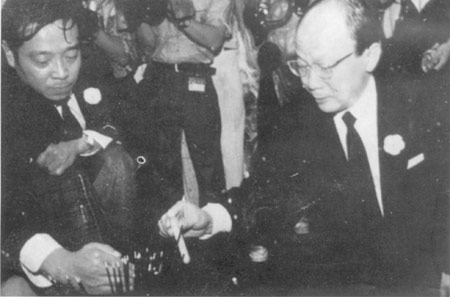 章孝慈在其母章亚若墓前长跪进香