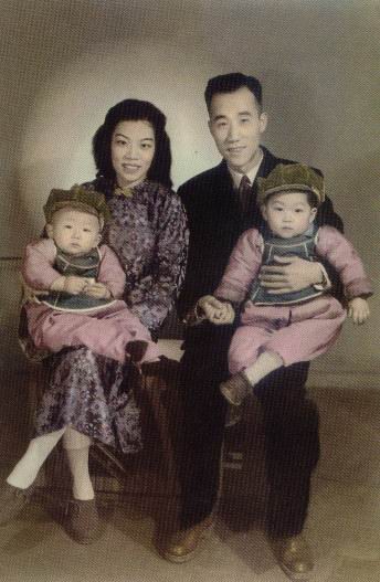 1947年侯宝林夫妇与长子耀中,次子耀华