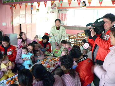 江苏卫视"感动2005"西安儿童福利院送圣诞祝福