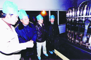 工作人员在北京王致和食品集团有限公司金狮酿