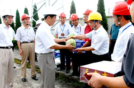 宜春:市长送来防暑降温物品