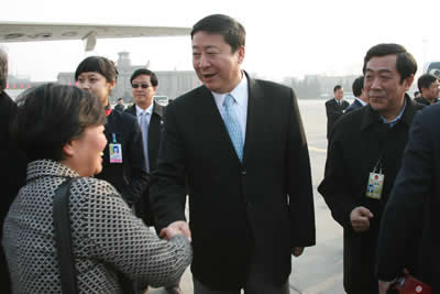 民航总局领导到首都机场迎接"两会"代表委员(图)