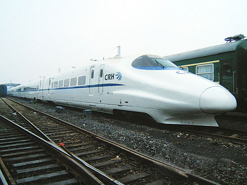 新型子弹头列车抵达南昌 由8节车体组成_江